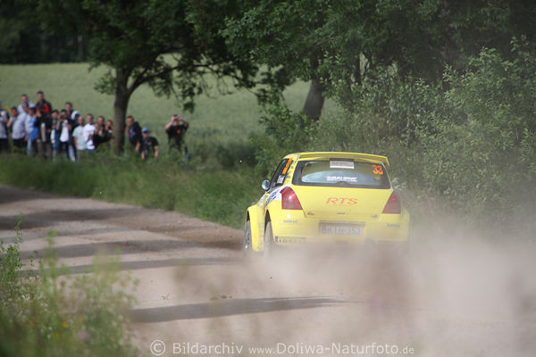 Bertolotti Suzuki gelbes Rennauto spurt auf Landweg Mazury Rally-Polen