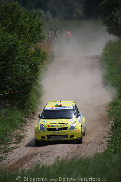 Suzuki gelber Rennwagen auf Schotterpiste Naturlandschaft Masuren Autorennen Rally-Polen