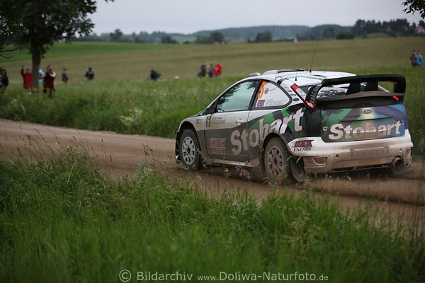 Ford M-Sport Rennwagen mit Wilson aus GB auf Landpiste-Gerade Rally-Polen Sand-Steinpiste