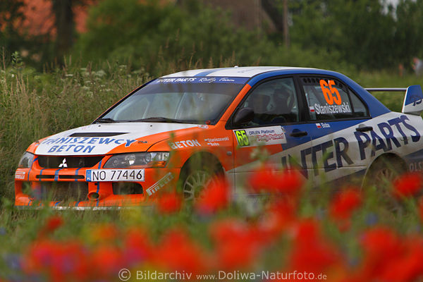 Mitsubishi Auto-Rennwagen in Rotblumen Wiesenblte Rally Mikolajki