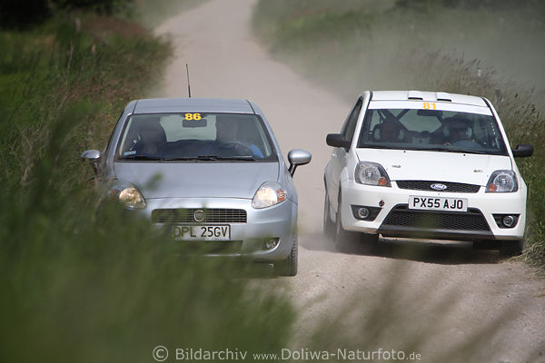 Auto-Überholmanöver Ford & Fiat Rennen auf Landpiste in Masuren Rallye WRC Mazury