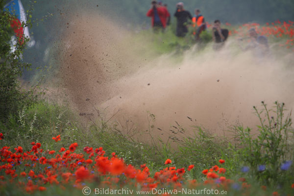 Staubwolke ber Autofans Naturstrecke Rallye in Blumenfeld Mazury Rennpiste