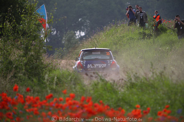 Auto Rally Fans in Staub Naturstrecke Blumenfelder Hgellandschaft Masuren rasen