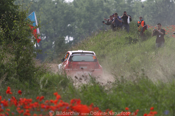 Rennwagen Autofans am Rande Naturstrecke Masurens Foto knipsen Autorennen Polen Klatschmohnfelder