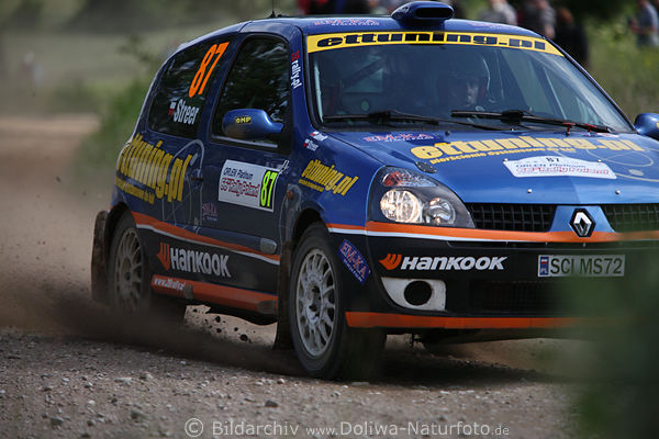 Renault des Streer+Janik polnischer Rennfahrer Autosprint auf Schotterpiste