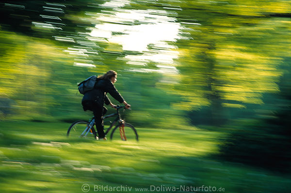 Radfahrerin dynamisches Foto Mdchen radeln grne Frhlingsallee Bewegung Bild per Rad