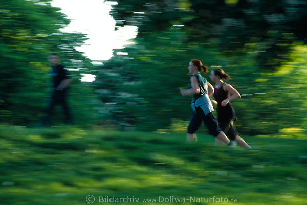 Fitness Jogging Mdchen Paar Joggen in Frhling sportlich laufen in grner Allee