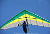 1202397_Drachenflugfoto grn-gelber Hngegleiter Bild am Blauhimmel Pilot am Steuerknppel in Gurt