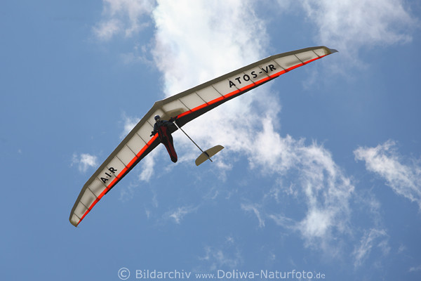 Segeldrache Atos-VR Luftaufnahme Jumboflieger in Wolkenhhe unter wei-rot Flgel