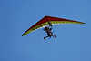 0103_ Segeldrache motorgetriebener Drachenflugzeug mit Propeller Flugfoto am Himmel schweben