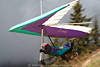 1200542_ Drachenflugstart Bild Flieger Lauf Abheben zum Flug am Berghang vor Bäumen dynamische Fotografie