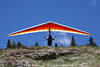 1202384_Rotdrache Bild Anflug über Berghang frontal anfliegen mit Segeldrachen nach Start am Blauhimmel