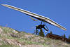 1202414_Drache Atos Jumbo Tiefflug über Berghanggras Foto volle Flügelspannweite Flugbild
