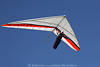 1202434_Weißroter Orbiter-Drachenflieger Bild Flügel-Vollbreite Flugfoto Aufnahme am Blauhimmel