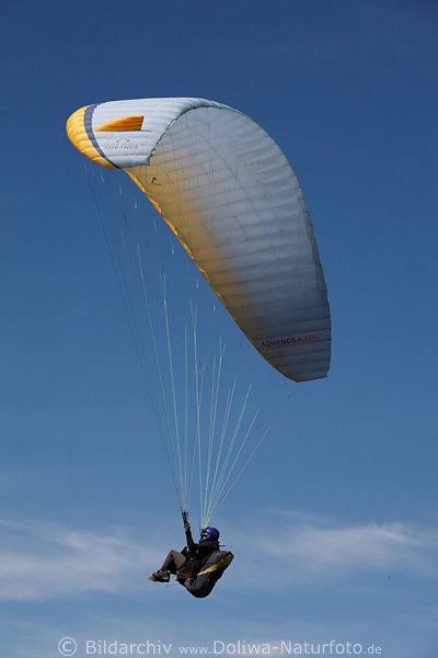 Gleitschirmflieger Flugfoto Pilot im Sessel sitzen mit Leinen in Hnden