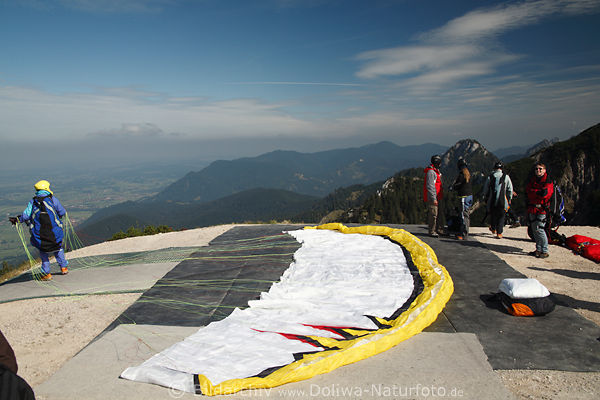 Gleitflieger ausgebreiteter Schirm auf Berghgel wartet auf Aufwind