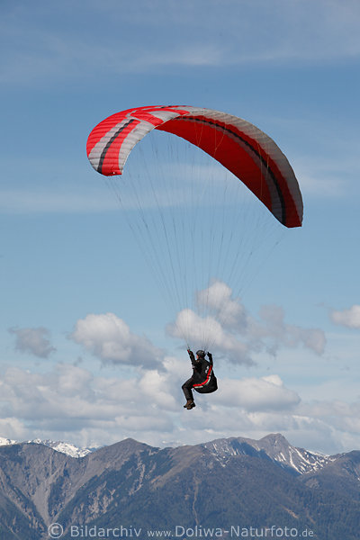 Paragliding Flieger Flugaufnahme ber Berggipfel Streckenflugbild