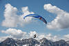 1201061_ Gleitschirmflug in Wolken ber Gipfelspitzen Fotoaufnahme Paragliding Bild in Alpen