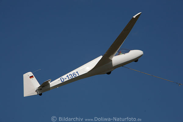 Motorloser Segelflugzeug an Schleppe (Leine) hochgezogen in Lfte am Blauhimmel