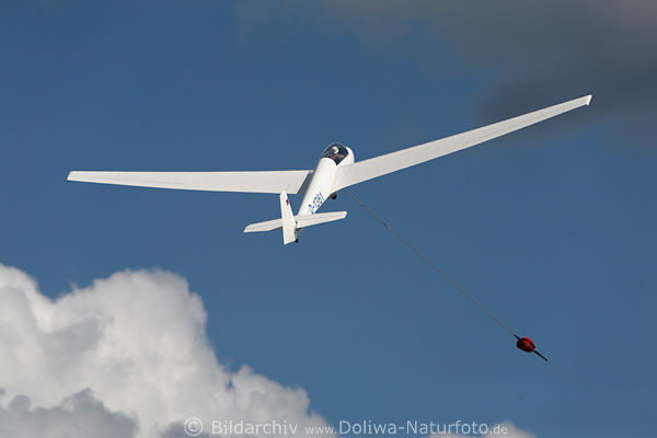 Segelflieger an Leine start zum Segelflug im motorlosen Segelflugzeug am Blauhimmel