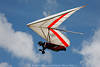 1201174_ Drachenflieger Flugbild in Wolken fliegen am Blauhimmel in Luft gleiten mit rot-weiss Segeldrache