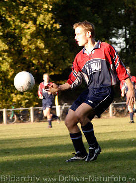Fussball Kicker am Ball