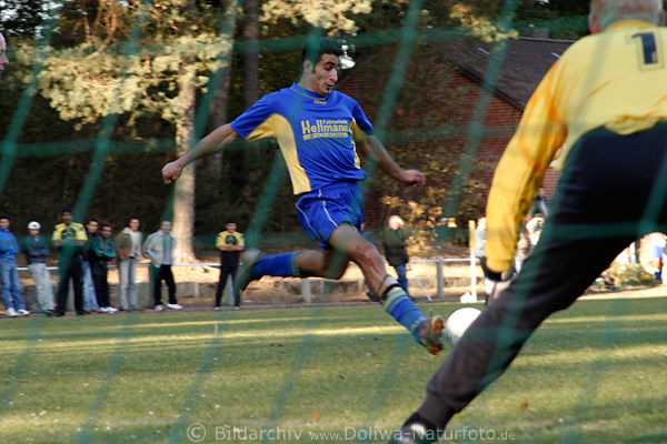 Torschuss des Torschtzen aus Sicht des Kippers bers Tornetz, kurz vorm Tor im Fussballspiel