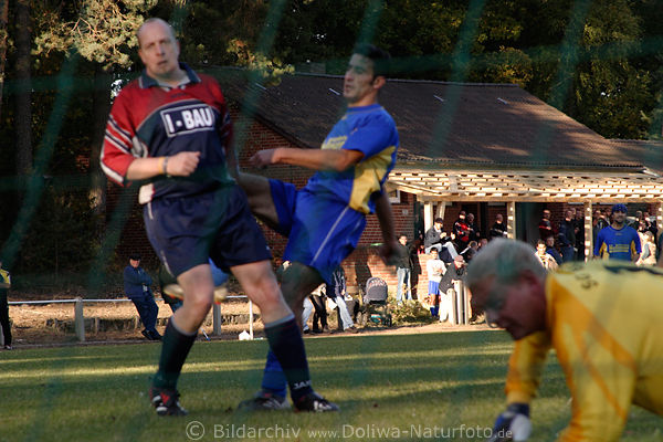 Der Torhter hat das Nachsehen, guckt wie der Ball im Netz landet, Tor fr Walsrode