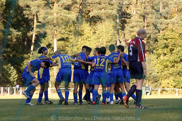 Freude nach Tor fr SV Ciwan aus Walsrode und Enttuschung der Bispinger, Fussball Szene