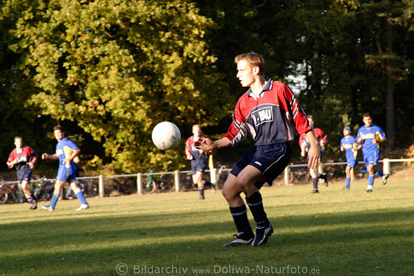 Fussballkicker am Ball Match-Aktionsszene im Mittelfeld