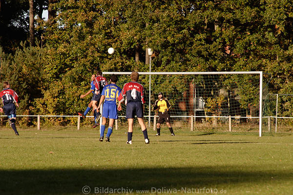 Fussball Szene vor Tor im 11 Meterraum, Kopfball zum Tor, Spannung