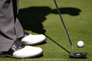Golfer-Schatten Golfschuhe Golfball Golfschläger am Ballschlag exklusives Photo vom Golfturnier