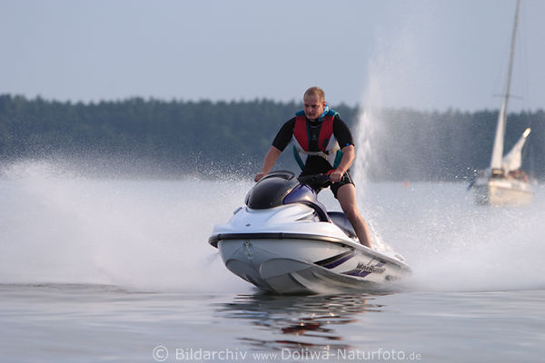 Mann Jetbootfahren Foto ber Wasser gleiten, stehend sausen in Rauschtempo