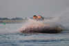 45625_Jet-ski Dynamik-Fahrt Aktionfoto, Teenee, Mann voll Spritzer in Wasser auf See Kurve drehen