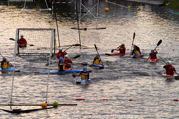 Polokanuten vor Tor um Ball paddeln in Wasser Kajaks Match Spiel