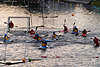 52716 Kanuten Polospiel Wassersprint Foto vor Tor um Poloball paddeln