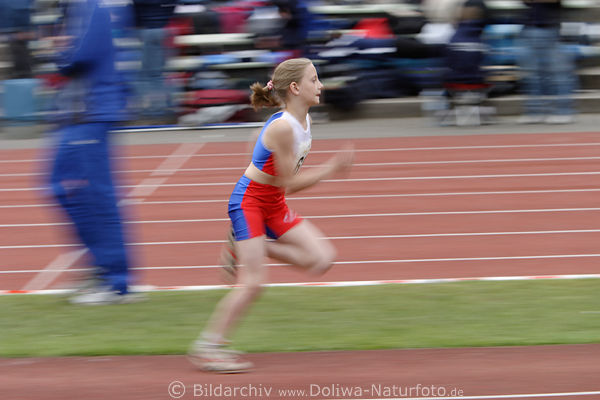 Sprunganlauf Bewegung-Dynamik Weitspringerin Schrfe in Unschrfe auf Laufbahn