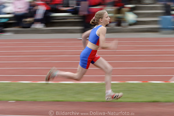 Sportsfrau im Lauf Bewegung Dynamik auf Laufbahn Mdchen