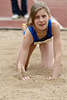 52241_ Mädchen, Schülerin im Weitsprung Sandkasten Foto, Juniorin nach Sandlandung, Sportnachwuchs in Sprungfoto