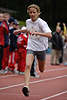 52277_ Juniorenlauf, Mann Läufer auf Laufbahn Laufstrecke in Sportfoto, Kurzstrecke im Laufportrait