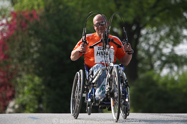 Handbiker Volker Mehl Sportbild von Hamburg Marathonstrecke