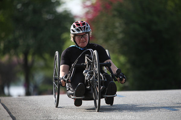 Handbiker Sportbild von Marathonstrecke an der Hamburger Alster