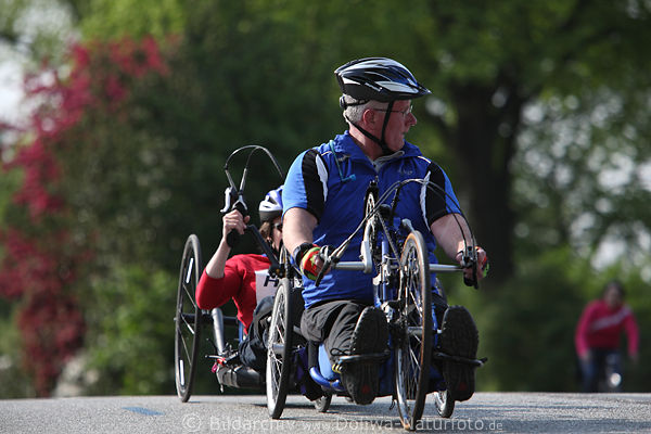 Handbiker Marathonstrecke Duell auf Fahrbahn