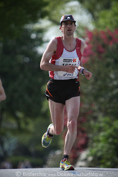Marathonlauf Hamburg Hardy Flum Sportfoto in Alsterallee Laufbild