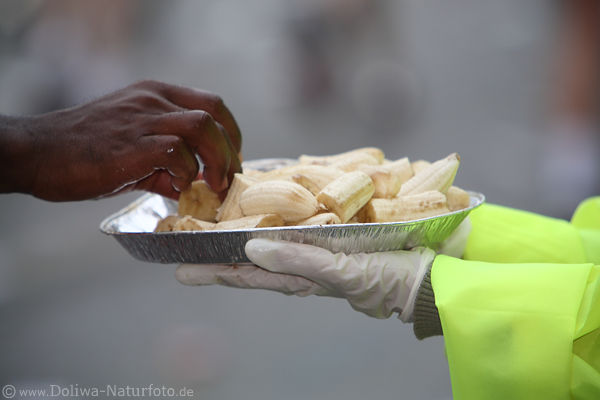 Hnde Bananenteller Hand Griff zur Essration Luferhand
