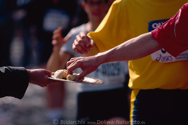 Hnde Griff nach Leichtkost Marathonlufer Banane Essration Jogger