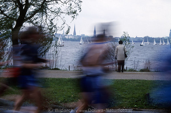 Marathon Lufer vor Alster Segelboote Bewegung Unschrfe Frau am Seeufer