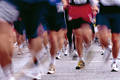 Laufbeine in Bewegung Foto Athleten Füsse mit Laufschuhen Marathon Jogger dynamisches Bild