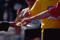 Laufkost Marathonläufer Hände in Bild greifen Banane vom Tablett Laufnahrung Foto