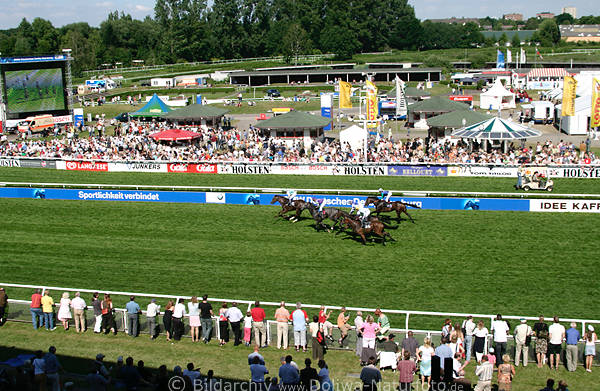 Pferdegalopp Zielgerade Foto Horner Rennbahn von oben Galoppade im 5. Rennen